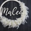 personalisiertes Namensschild aus Holz mit Trockenblumen individualisiert verschiedene Durchmesser weiß