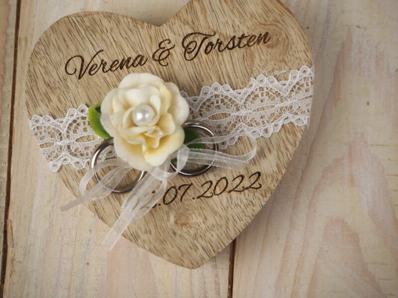 Personalisiertes Ringkissen Hochzeit, vintage Holz Herz Ringkissen creme Spitze Personalisiertes Ringkissen Hochzeit, vintage Holz Herz Ringkissen creme Spitze