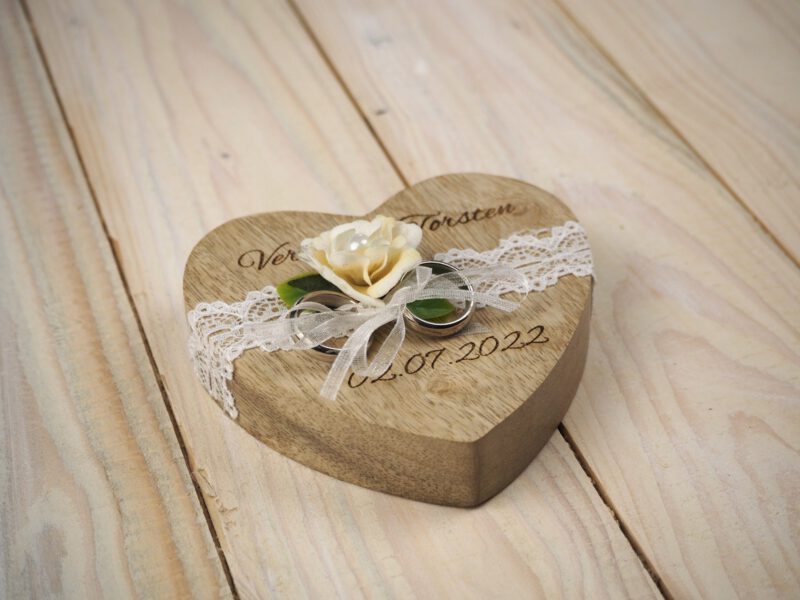 Personalisiertes Ringkissen Hochzeit, vintage Holz Herz Ringkissen creme Spitze Personalisiertes Ringkissen Hochzeit, vintage Holz Herz Ringkissen creme Spitze