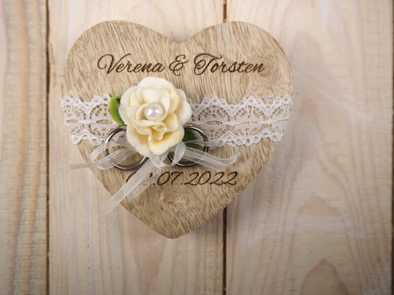 Personalisiertes Ringkissen Hochzeit, vintage Holz Herz Ringkissen creme Spitze Personalisiertes Ringkissen Hochzeit, vintage Holz Herz Ringkissen creme Spitze