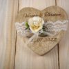 Personalisiertes Ringkissen Hochzeit, vintage Holz Herz Ringkissen creme Spitze Personalisiertes Ringkissen Hochzeit, vintage Holz Herz Ringkissen creme Spitze