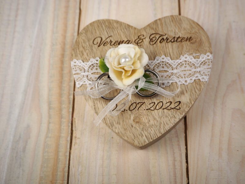 Personalisiertes Ringkissen Hochzeit, vintage Holz Herz Ringkissen creme Spitze Personalisiertes Ringkissen Hochzeit, vintage Holz Herz Ringkissen creme Spitze