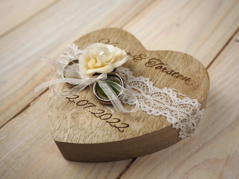 Personalisiertes Ringkissen Hochzeit, vintage Holz Herz Ringkissen creme Spitze Personalisiertes Ringkissen Hochzeit, vintage Holz Herz Ringkissen creme Spitze