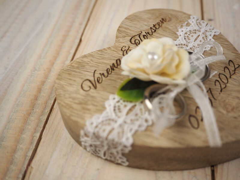 Personalisiertes Ringkissen Hochzeit, vintage Holz Herz Ringkissen creme Spitze Personalisiertes Ringkissen Hochzeit, vintage Holz Herz Ringkissen creme Spitze