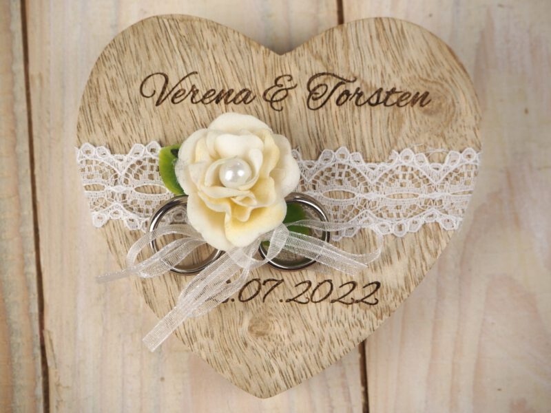 Personalisiertes Ringkissen Hochzeit, vintage Holz Herz Ringkissen creme Spitze Personalisiertes Ringkissen Hochzeit, vintage Holz Herz Ringkissen creme Spitze