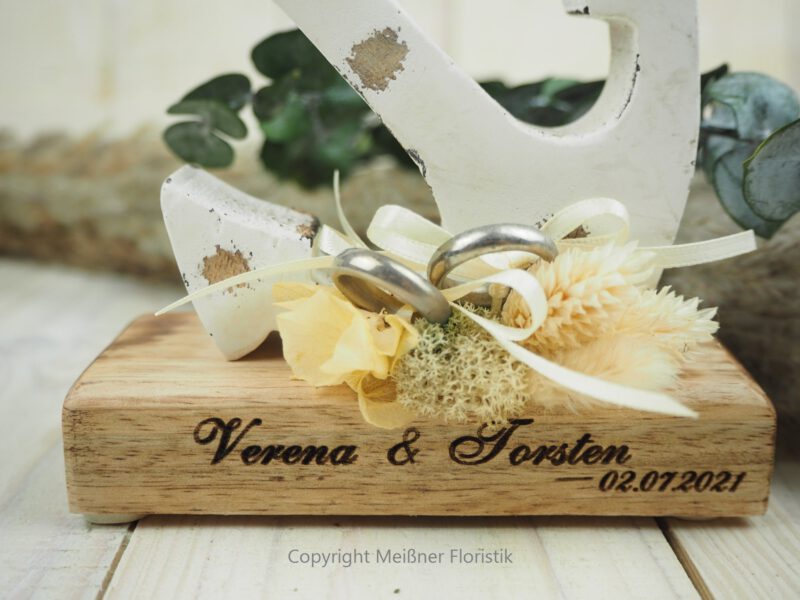 Ringkissen Holz Anker Maritim mit Trockenblumen personalisiert Ringkissen Holz Anker Maritim mit Trockenblumen personalisiert