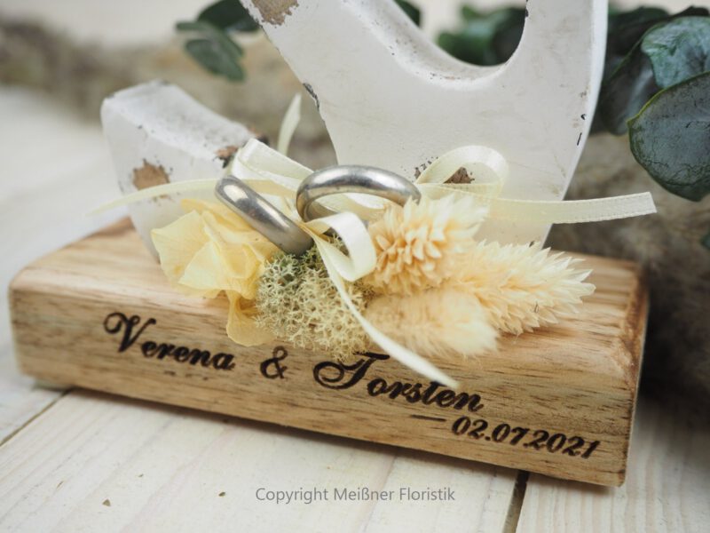 Ringkissen Holz Anker Maritim mit Trockenblumen personalisiert Ringkissen Holz Anker Maritim mit Trockenblumen personalisiert