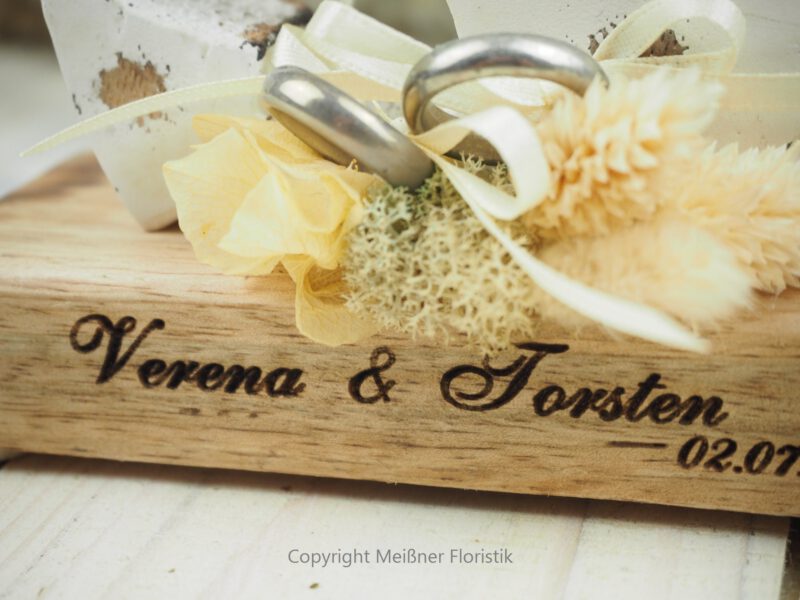 Ringkissen Holz Anker Maritim mit Trockenblumen personalisiert Ringkissen Holz Anker Maritim mit Trockenblumen personalisiert
