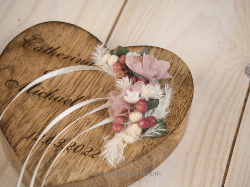 Ringkissen Holz Herz flieder Trockenblumen