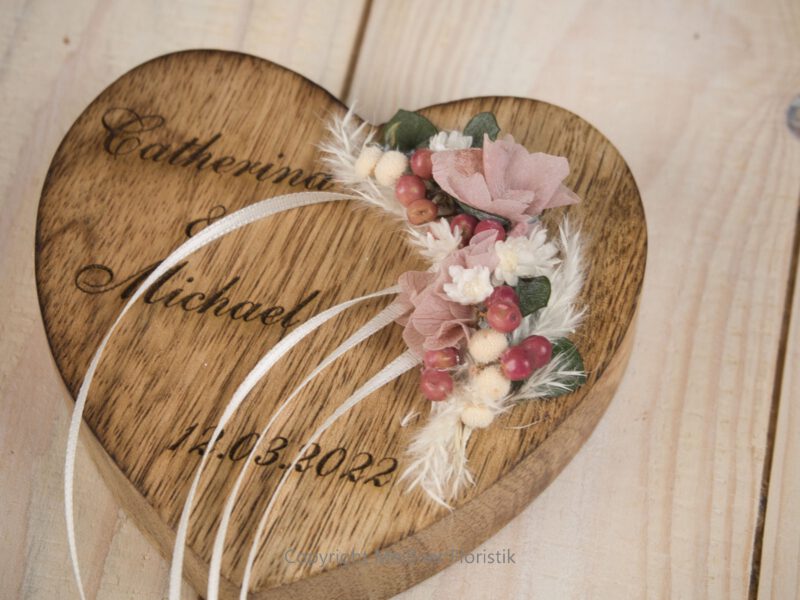 Ringkissen Holz Herz flieder Trockenblumen