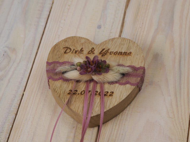 Ringkissen Holz Herz lila flieder Ringkissen Holz Herz lila flieder
