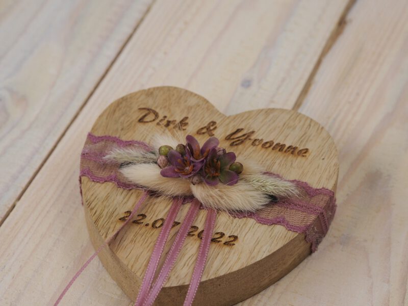 Ringkissen Holz Herz lila flieder Ringkissen Holz Herz lila flieder