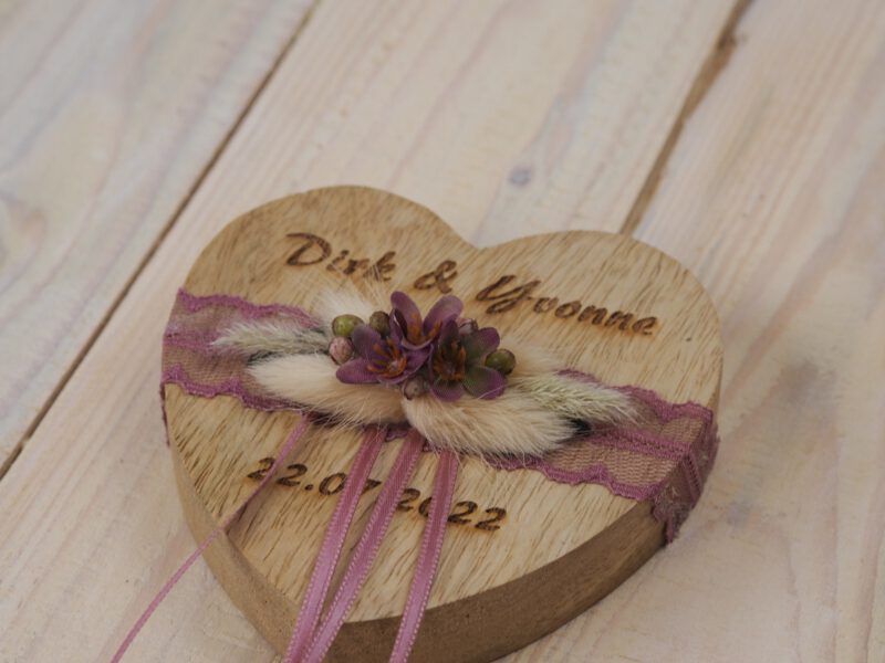 Ringkissen Holz Herz lila flieder Ringkissen Holz Herz lila flieder