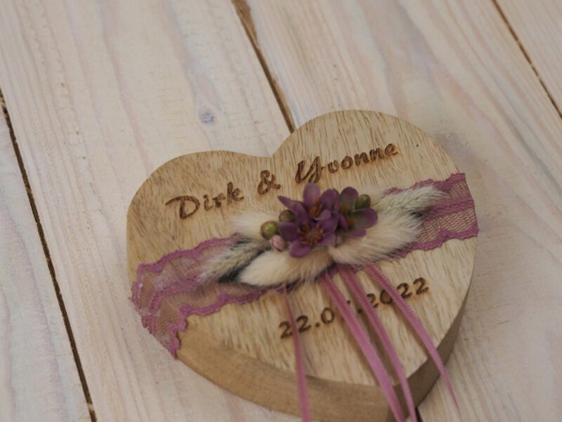 Ringkissen Holz Herz lila flieder Ringkissen Holz Herz lila flieder