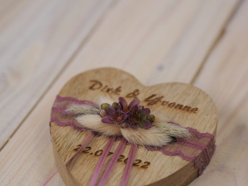 Ringkissen Holz Herz lila flieder Ringkissen Holz Herz lila flieder