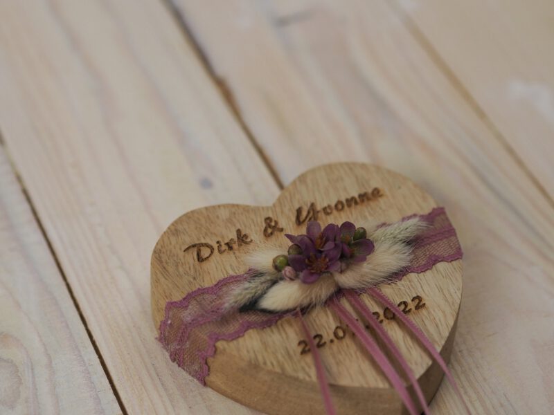 Ringkissen Holz Herz lila flieder Ringkissen Holz Herz lila flieder