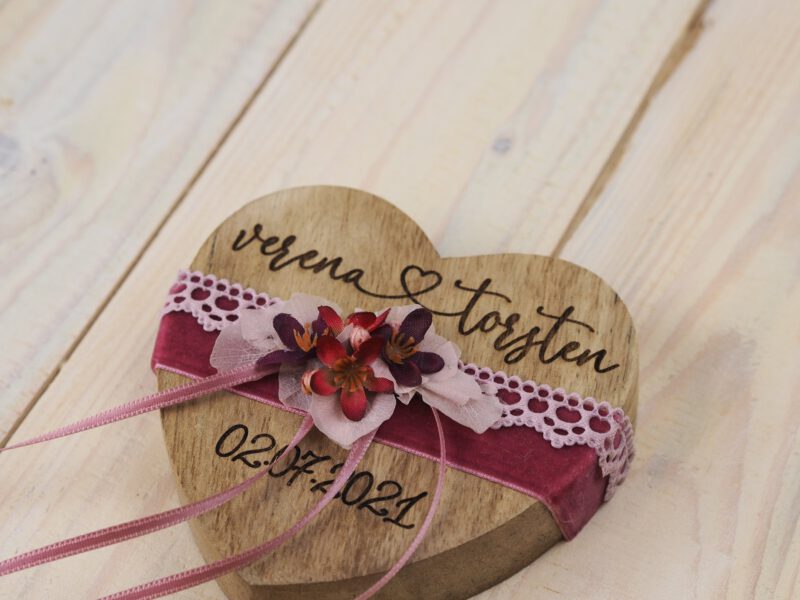 Ringkissen Holz Herz rosa beere bordeaux Trockenblumen