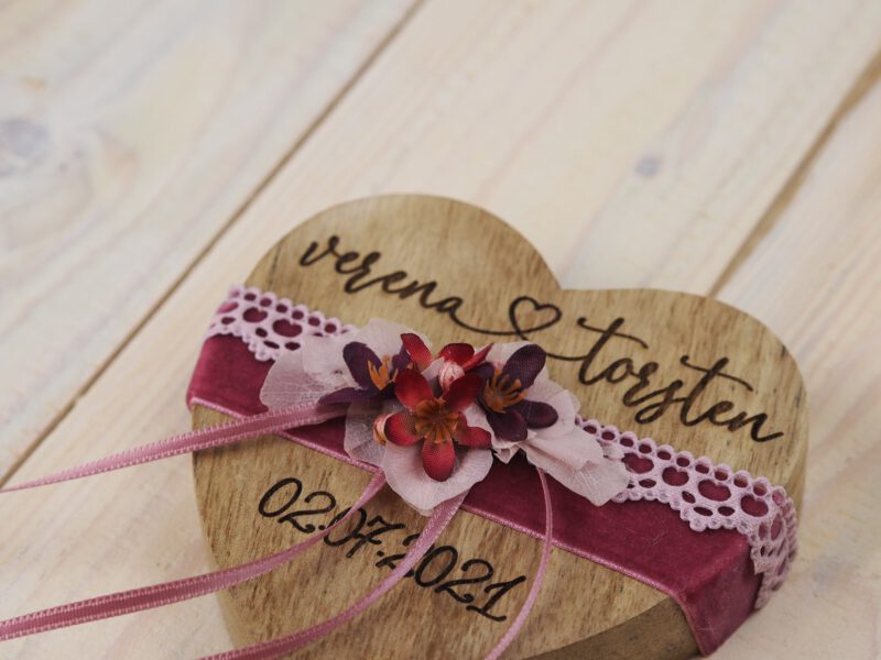 Ringkissen Holz Herz rosa beere bordeaux Trockenblumen