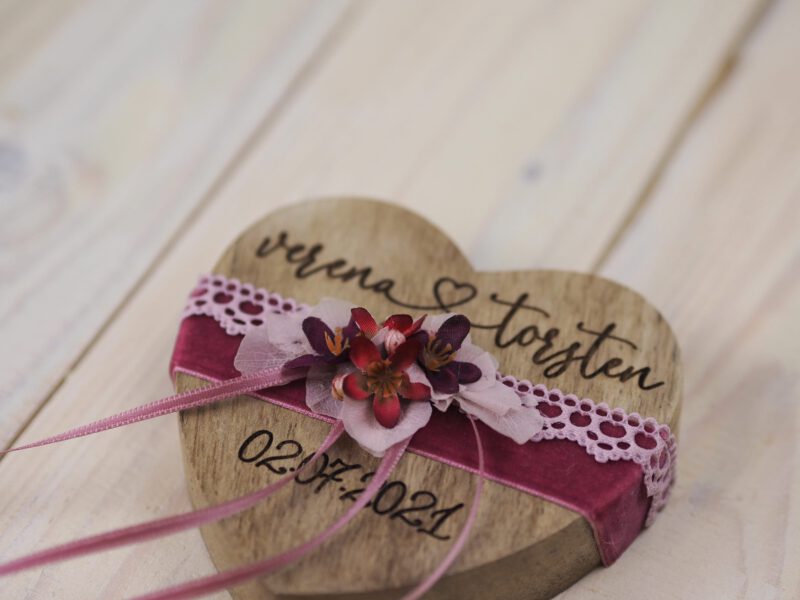 Ringkissen Holz Herz rosa beere bordeaux Trockenblumen