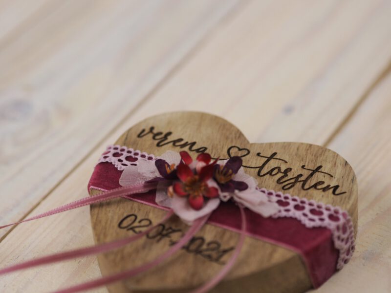 Ringkissen Holz Herz rosa beere bordeaux Trockenblumen