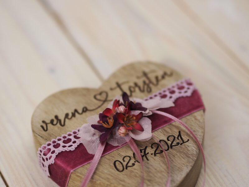 Ringkissen Holz Herz rosa beere bordeaux Trockenblumen