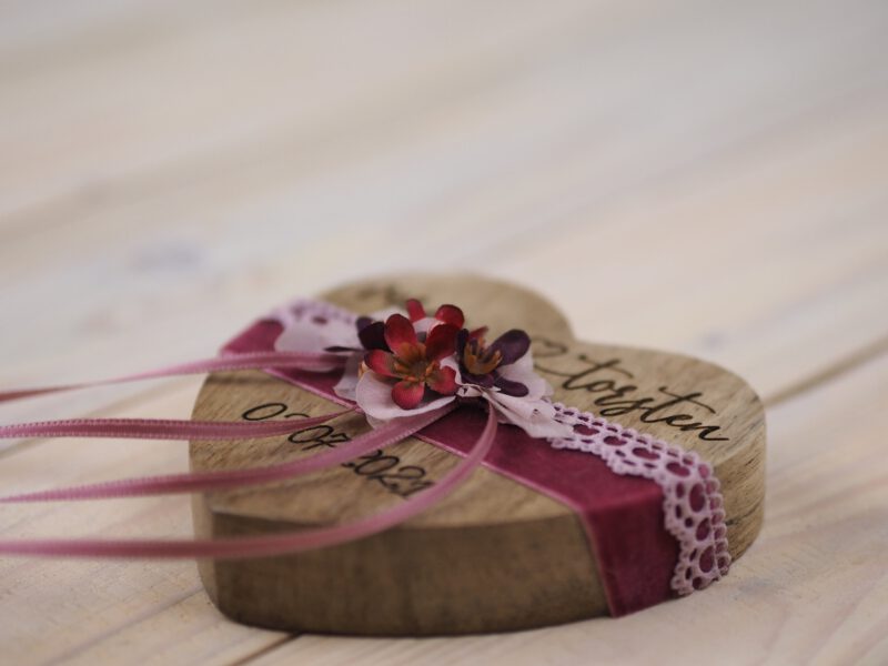 Ringkissen Holz Herz rosa beere bordeaux Trockenblumen