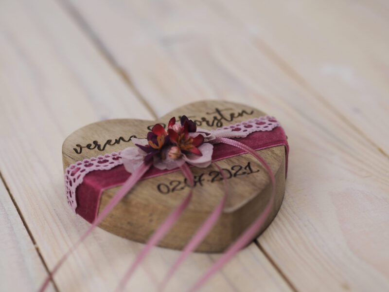 Ringkissen Holz Herz rosa beere bordeaux Trockenblumen