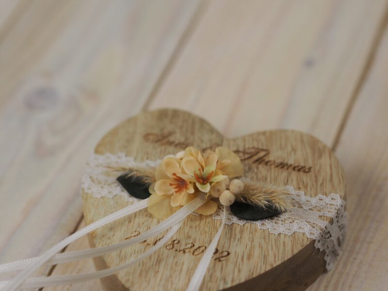 Ringkissen Holz Herz Trockenblumen apricot natur Ringkissen Holz Herz Trockenblumen apricot natur