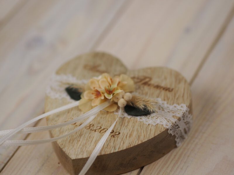 Ringkissen Holz Herz Trockenblumen apricot natur Ringkissen Holz Herz Trockenblumen apricot natur