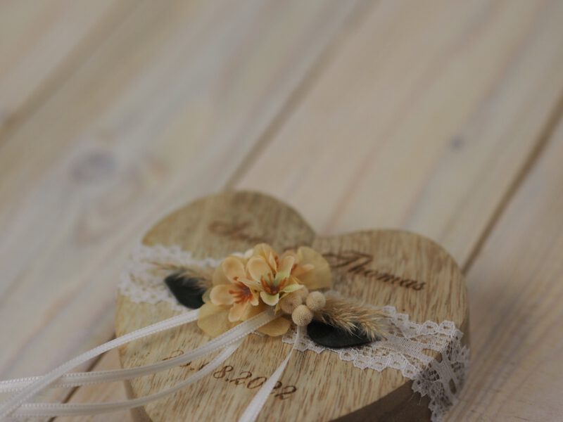Ringkissen Holz Herz Trockenblumen apricot natur Ringkissen Holz Herz Trockenblumen apricot natur