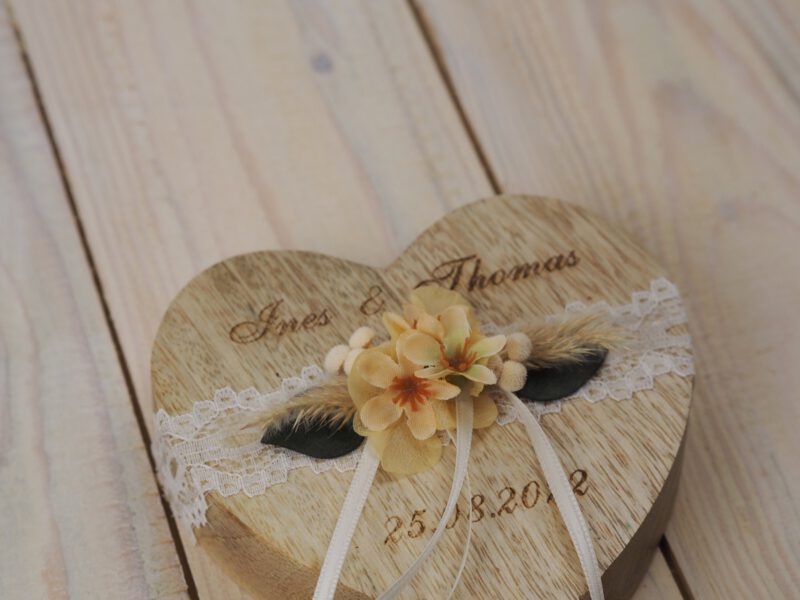 Ringkissen Holz Herz Trockenblumen apricot natur Ringkissen Holz Herz Trockenblumen apricot natur