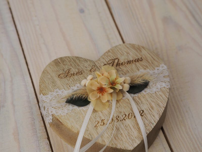 Ringkissen Holz Herz Trockenblumen apricot natur Ringkissen Holz Herz Trockenblumen apricot natur