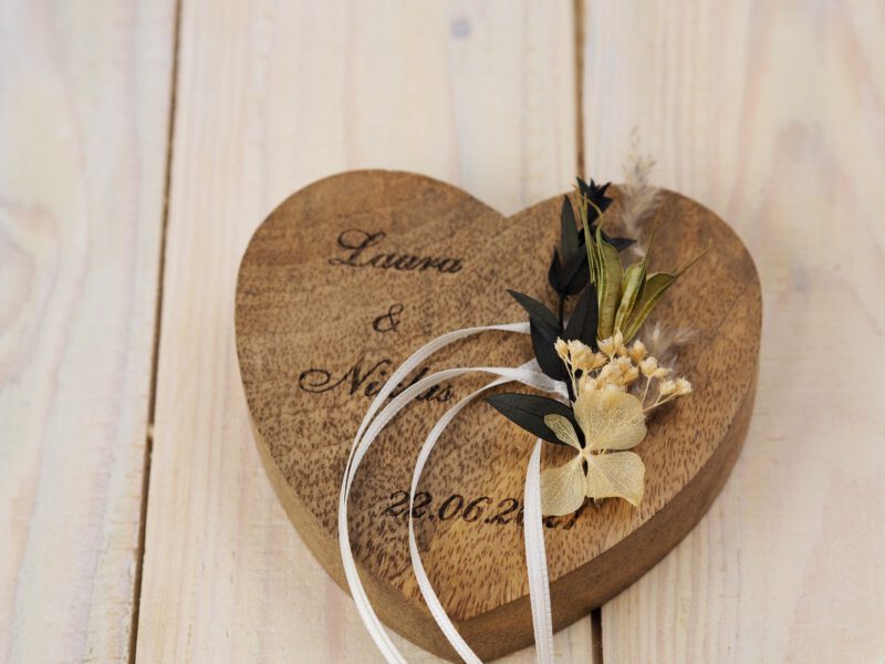 Ringkissen Holz Herz weiß creme grün Trockenblumen