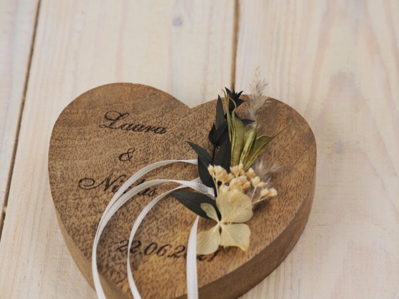 Ringkissen Holz Herz weiß creme grün Trockenblumen