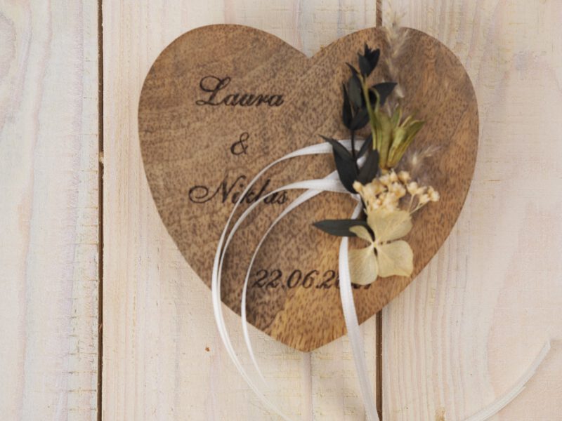 Ringkissen Holz Herz weiß creme grün Trockenblumen