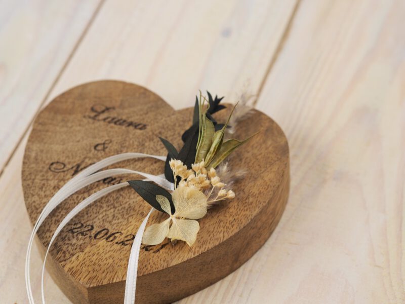 Ringkissen Holz Herz weiß creme grün Trockenblumen