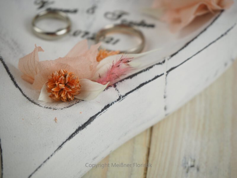 Ringkissen Ringschale Holz Herz Trockenblumen whitewashed