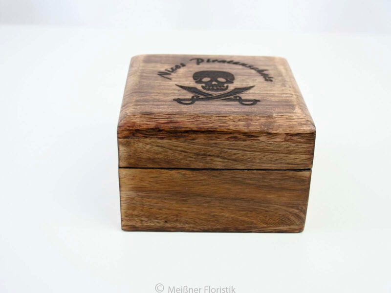 Schatztruhe / Schatzkästchen Holz mit Gravur Schatztruhe / Schatzkästchen Holz mit Gravur