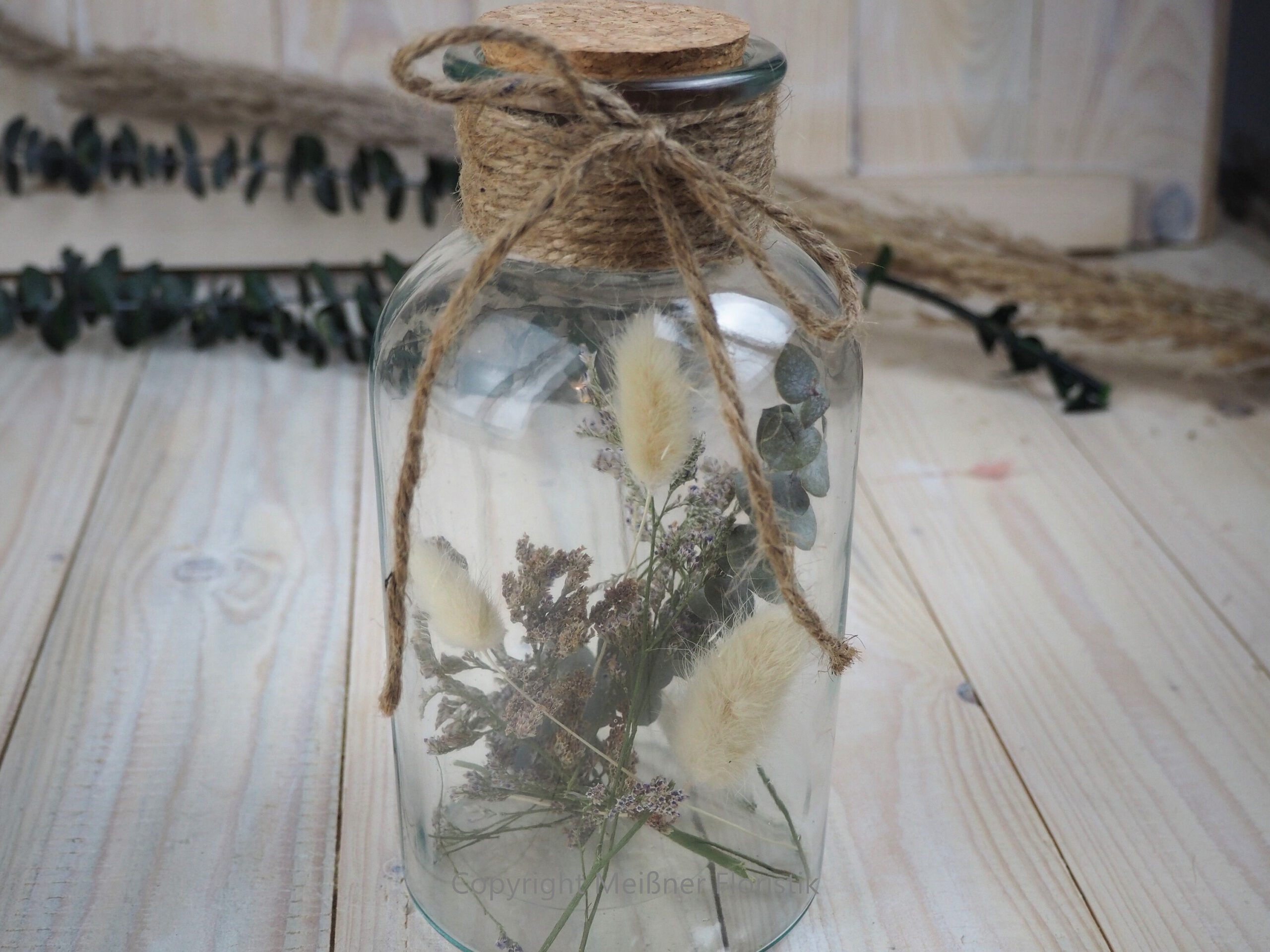 Trockenblumen gefülltes Glas weiß lila groß